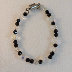 EUC Black & Clear Beaded Bracelet with Silvery Clasp 7"